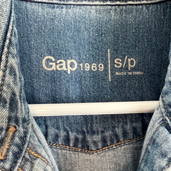 GAP Denim Chambray Button Up Shirt 100% Cotton Small Coastal Cowgirl - Picture 5 of 13